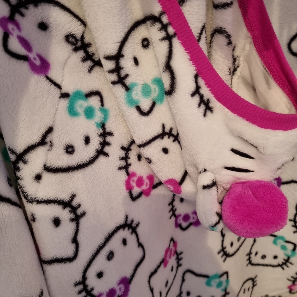 Girls Sanrio Hello Kitty Poncho - Picture 4 of 8
